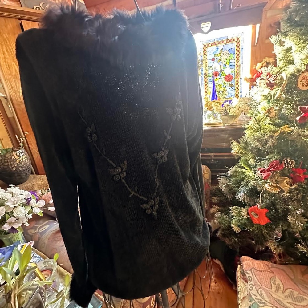 BLACK SWEATER WITH FAUX FIR COLLAR